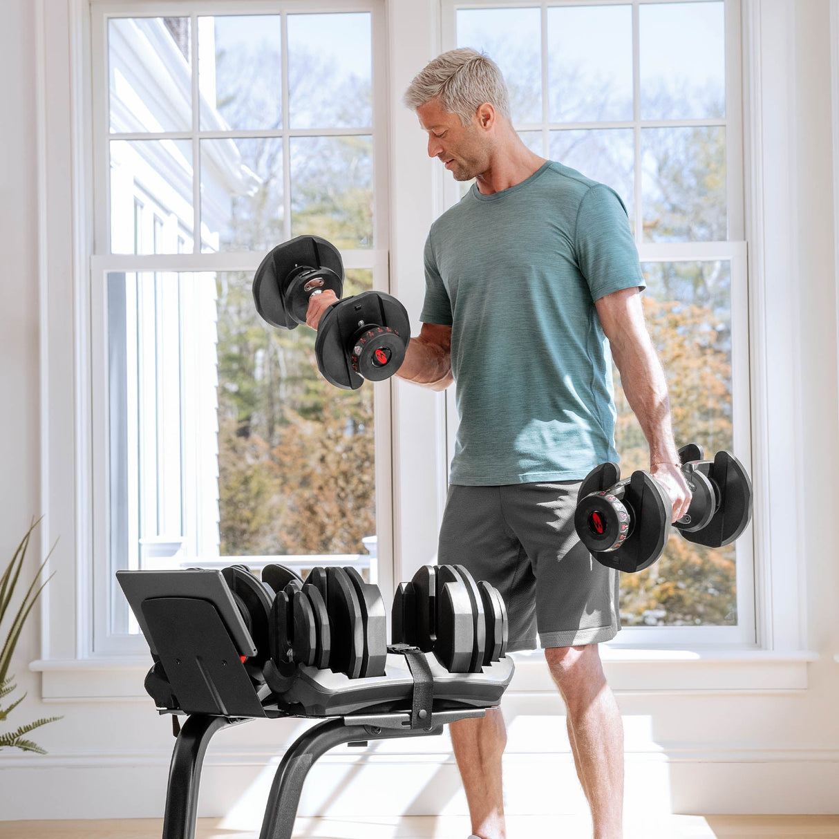 |Bowflex SelectTech 1090i Adjustable Dumbbell Set - Lifestyle2|