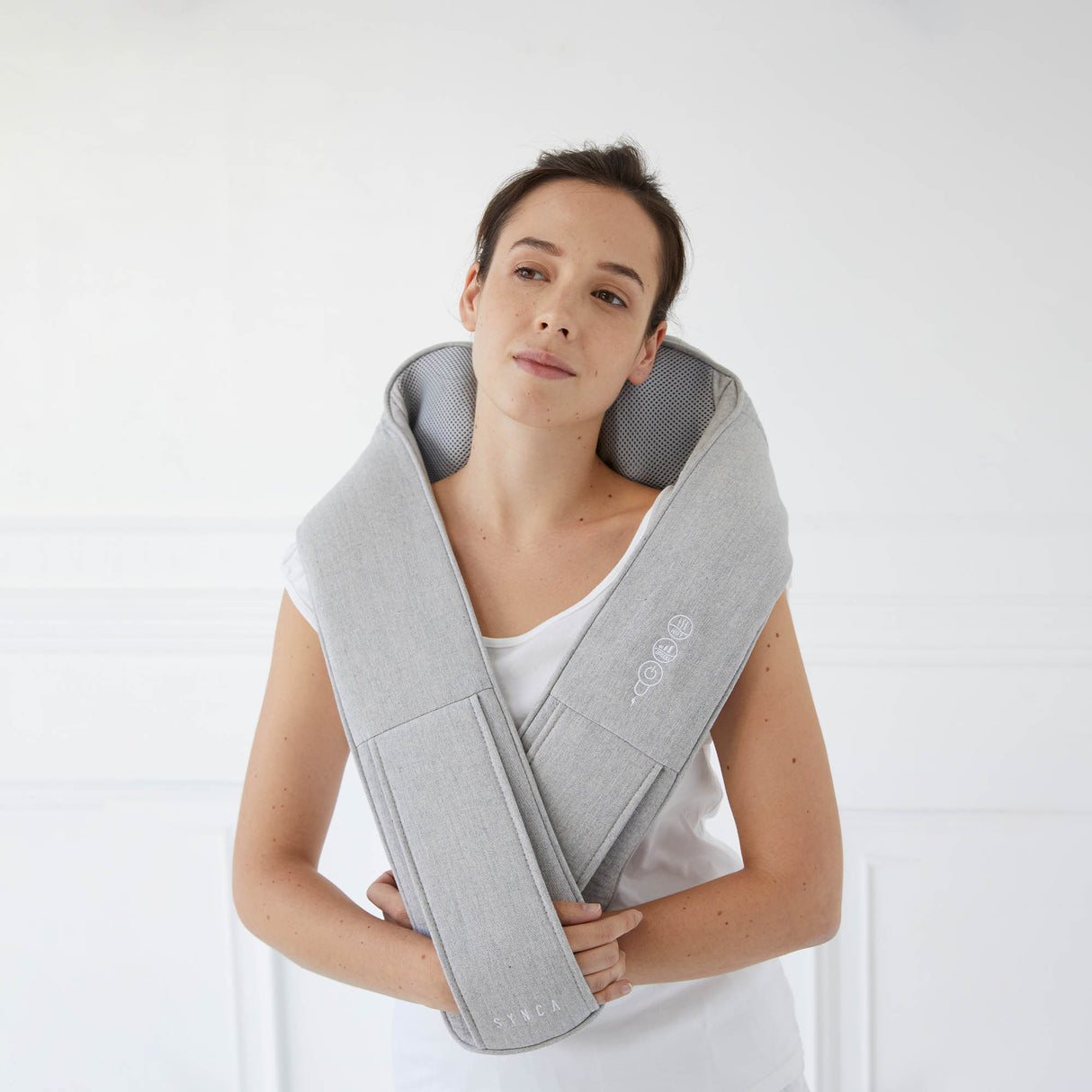 |SyncaQuzyWirelessNeckandShoulderMassagerBackLifestyle1|