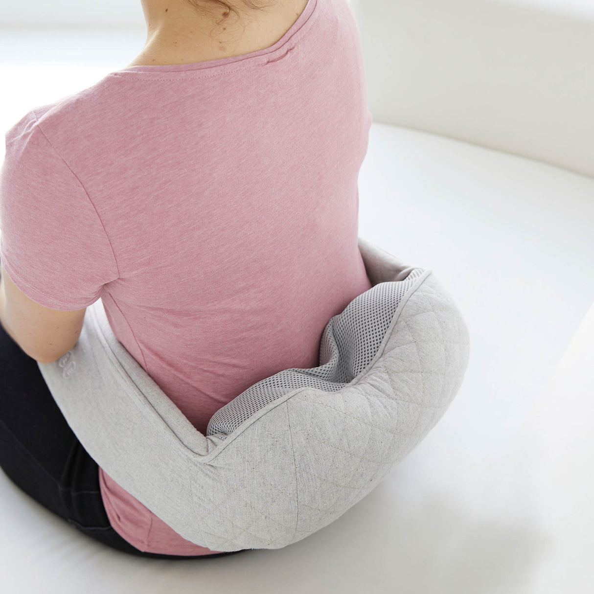 |SyncaQuzyWirelessNeckandShoulderMassagerBackLifestyle4|