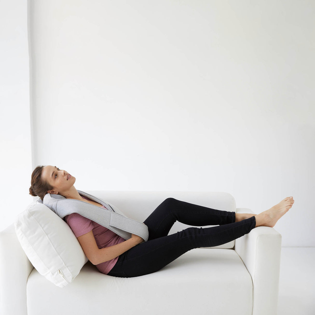 |SyncaQuzyWirelessNeckandShoulderMassagerBackLifestyle6|