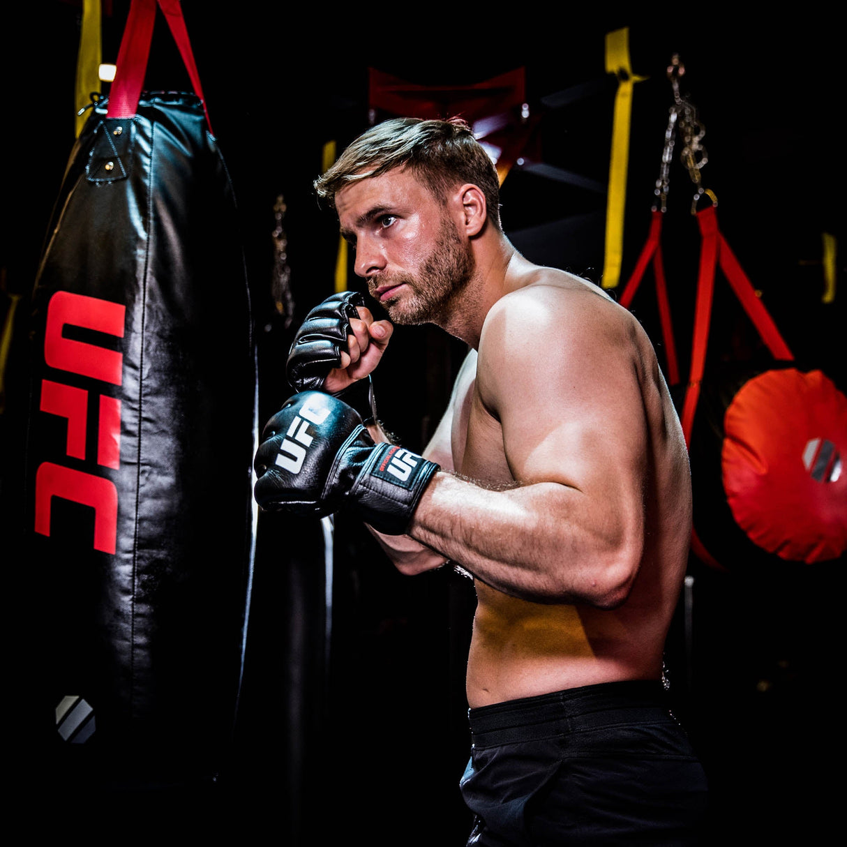 |UFC Official Fight Gloves 2021 - Lifestyle2|