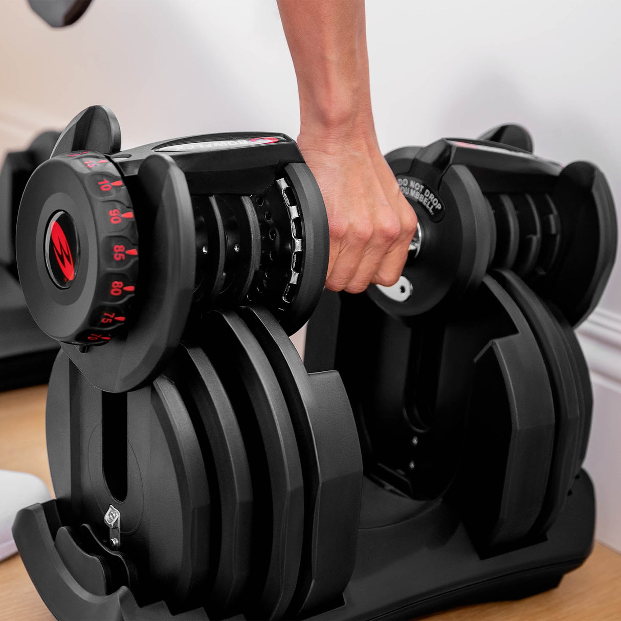 |Bowflex SelectTech 1090i Adjustable Dumbbell Set - Lifestyle1|